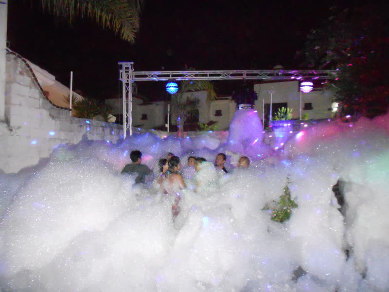 Fiesta de espuma en jardín