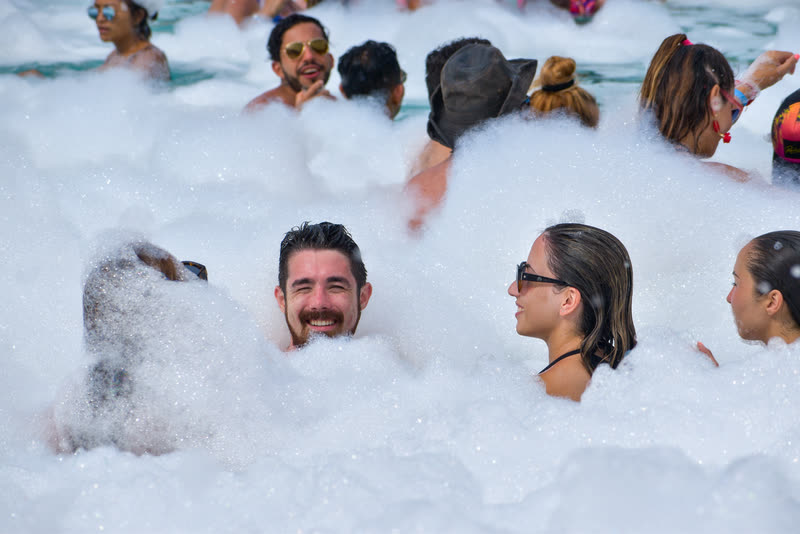 Alberca llena de espuma — Ocean Riviera