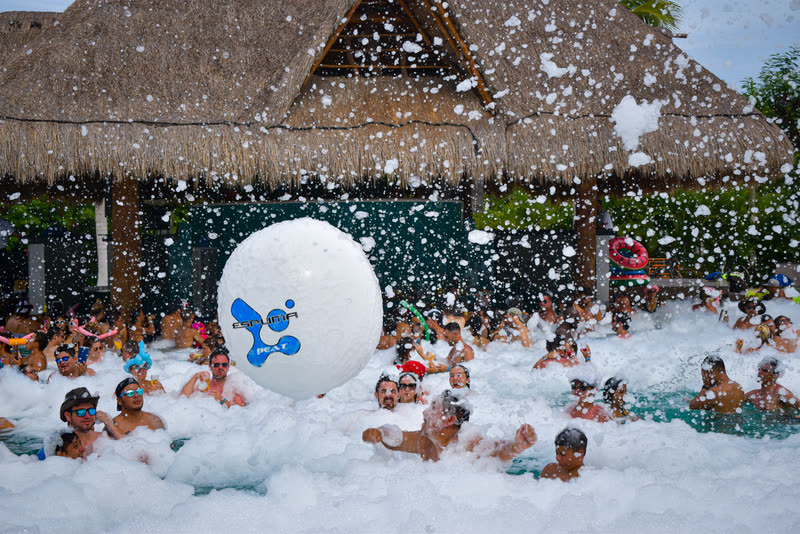 Esfera gigante de espuma — Ocean Riviera