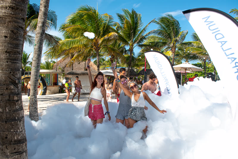 Espuma en la playa — Palladium Riviera